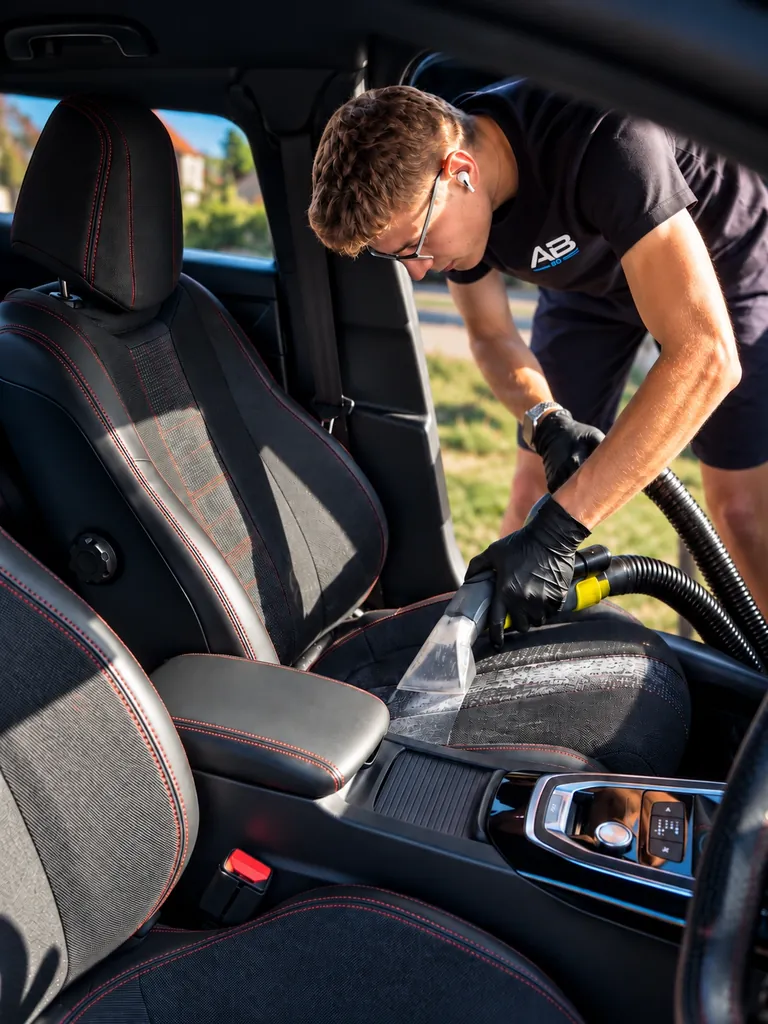 Nettoyage professionnel d’un siège automobile par Auto Brillance 80